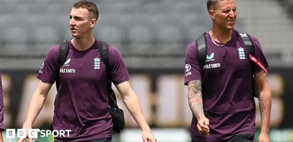 Deux joueurs de cricket anglais marchant sur le terrain