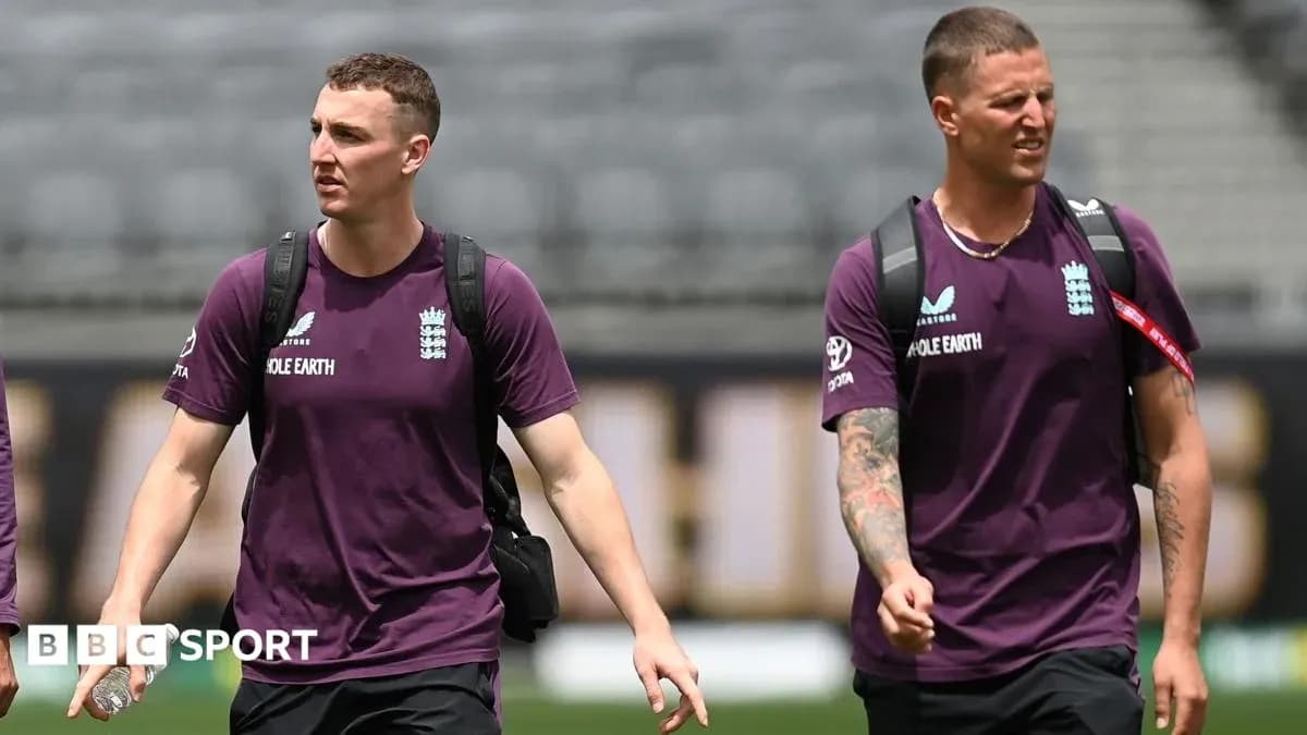 Deux joueurs de cricket anglais marchant sur le terrain