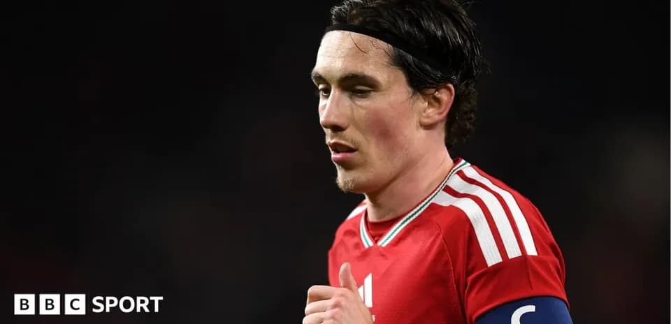 Joueur en maillot rouge avec brassard de capitaine