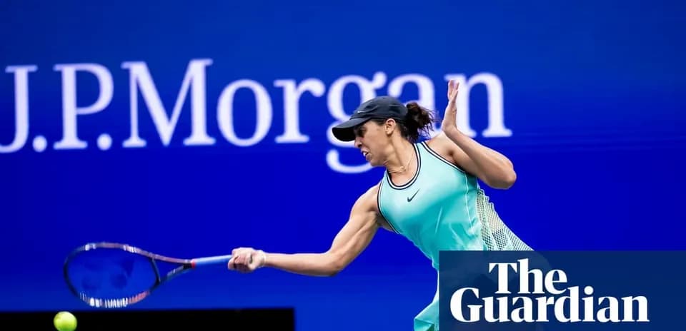 Joueuse de tennis frappant une balle au tournoi
