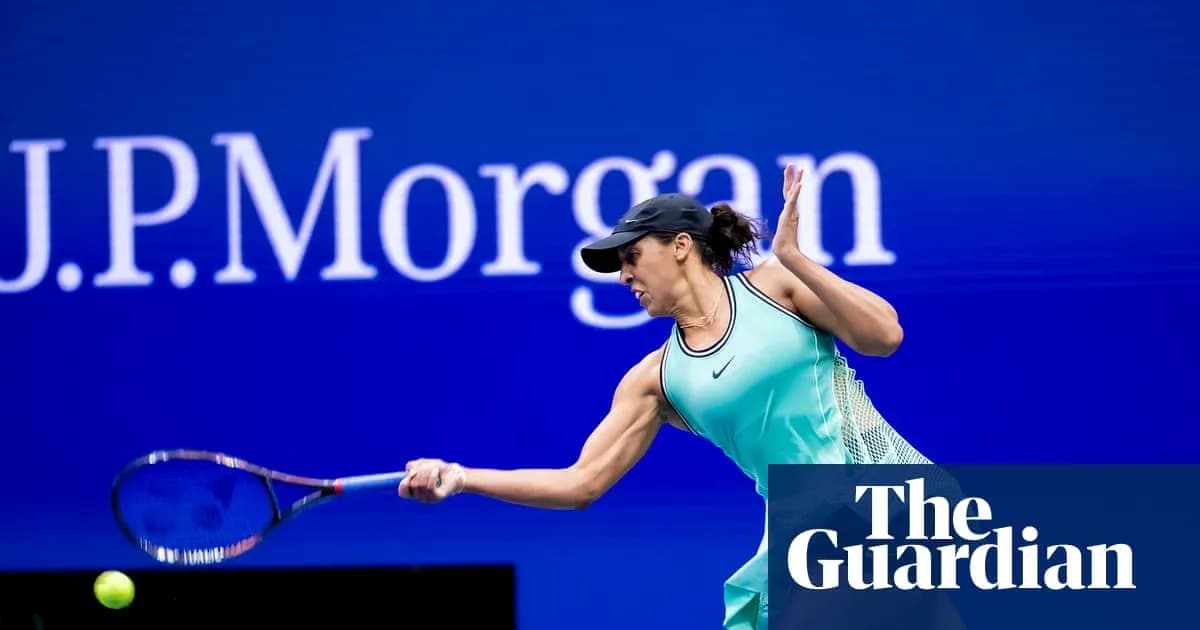 Joueuse de tennis frappant une balle au tournoi