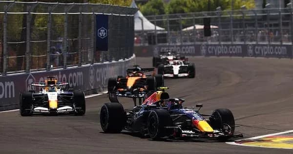 Voitures de F1 en course sur circuit urbain