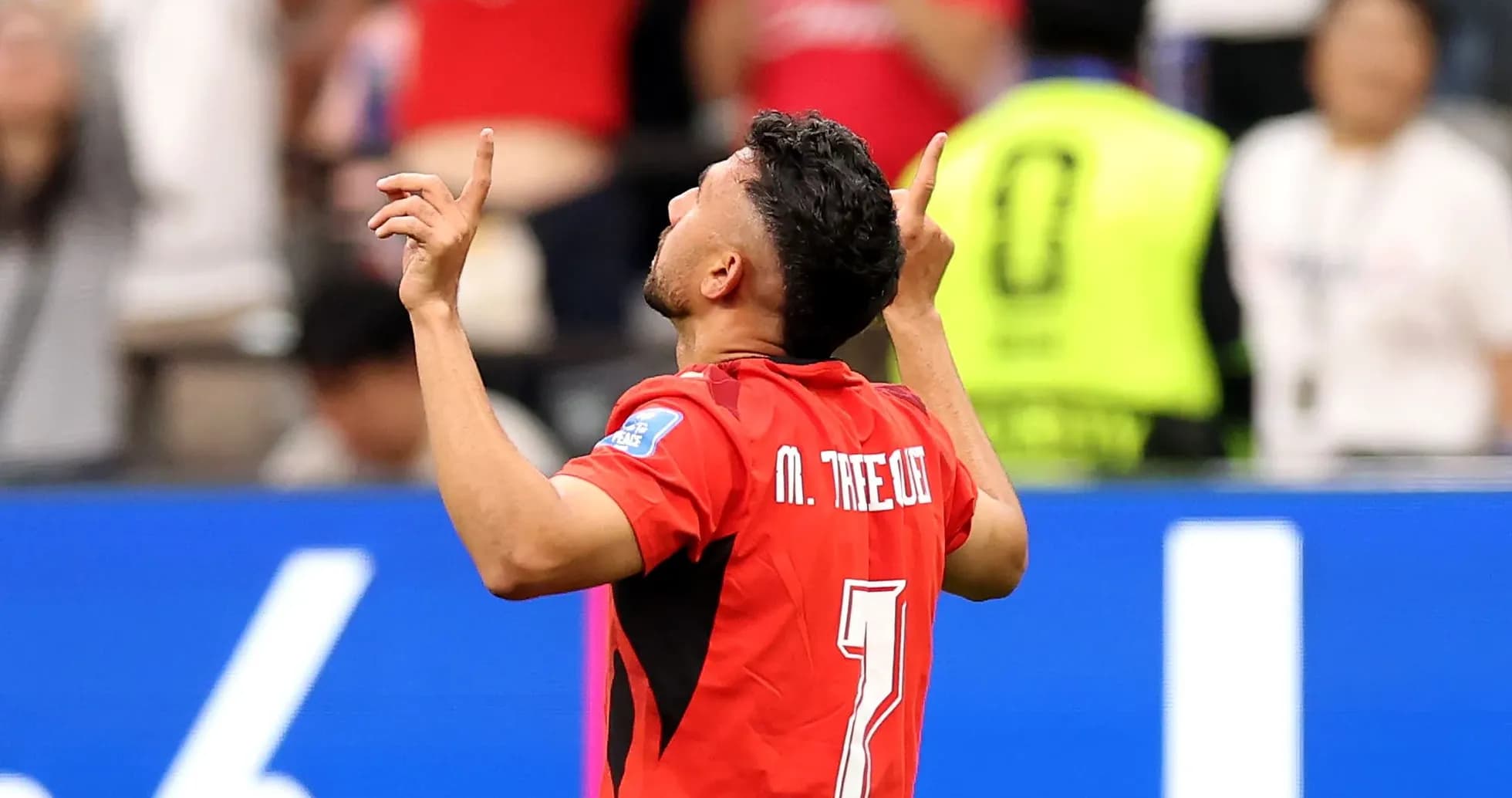 Joueur levant les mains après un but marqué