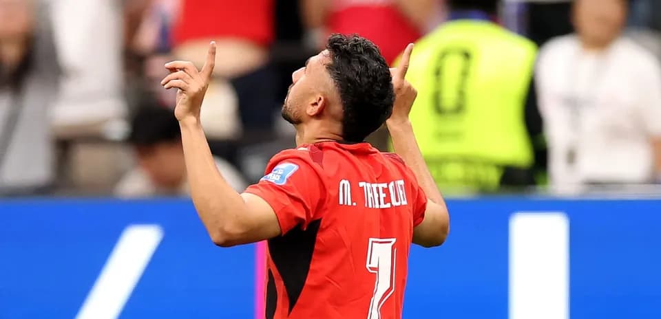 Joueur levant les mains après un but marqué