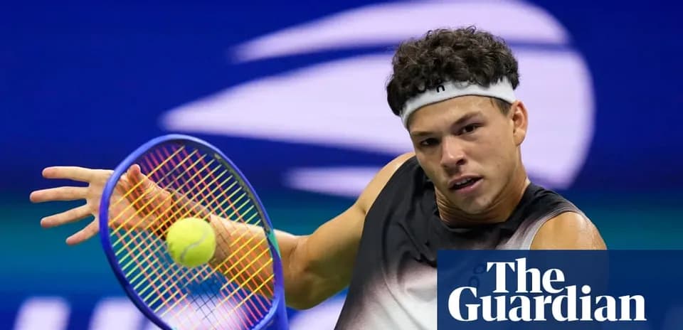 Joueur de tennis frappant une balle avec sa raquette