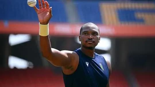 Joueur de cricket lançant une balle à l'entraînement