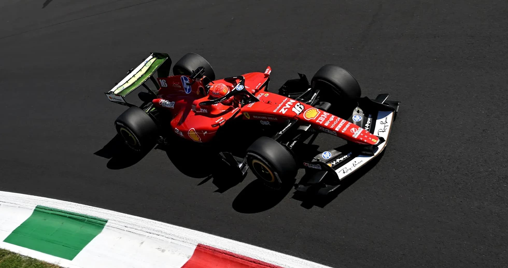 Voiture de Formule 1 Ferrari sur la piste