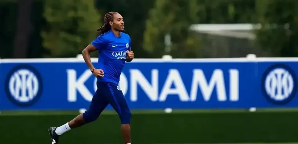 Joueur courant sur le terrain d'entraînement