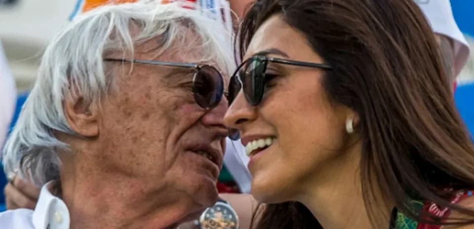 Deux personnes souriant l'une à l'autre lors d'un événement