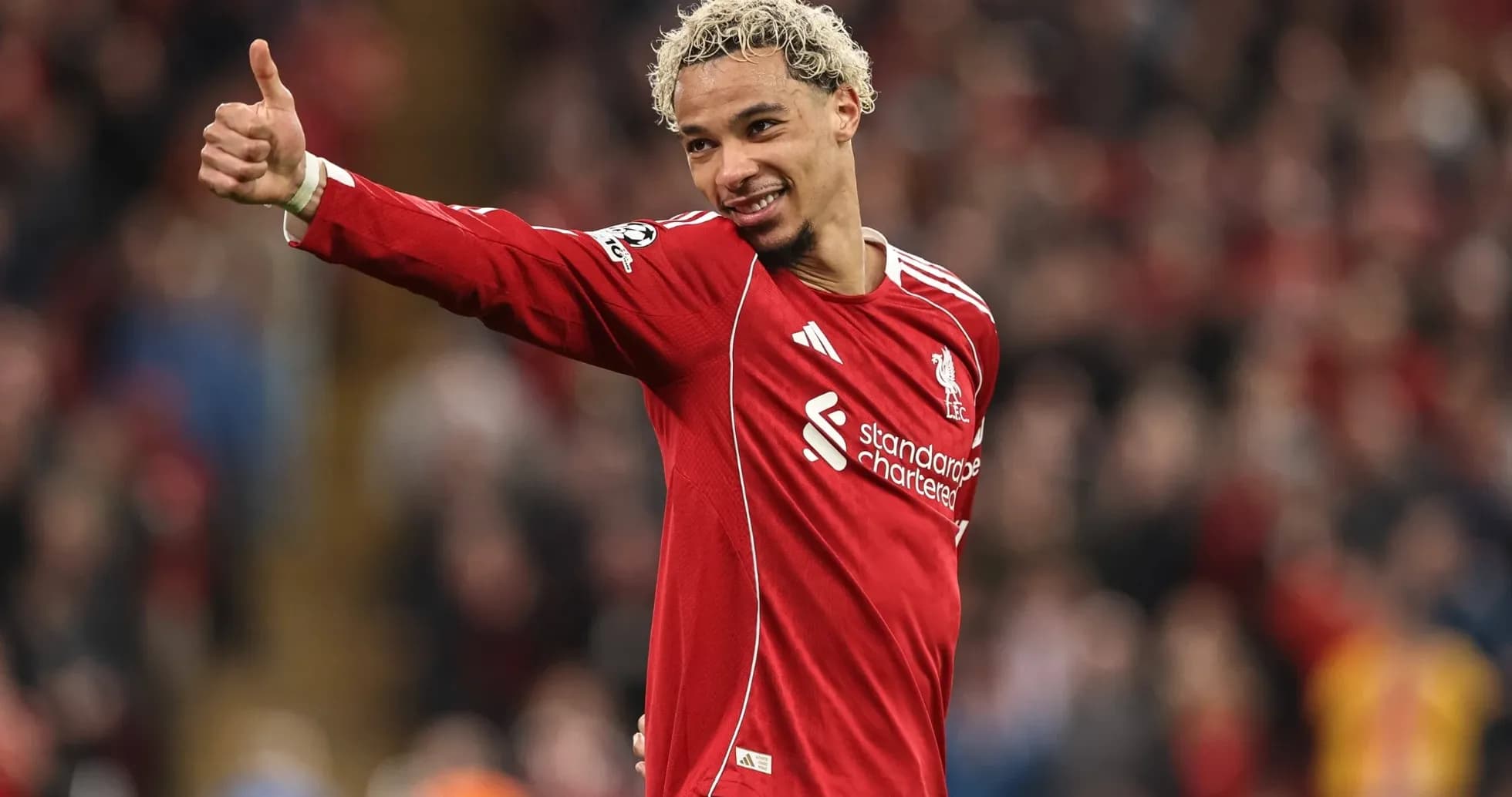 Joueur de Liverpool faisant un signe de pouce levé