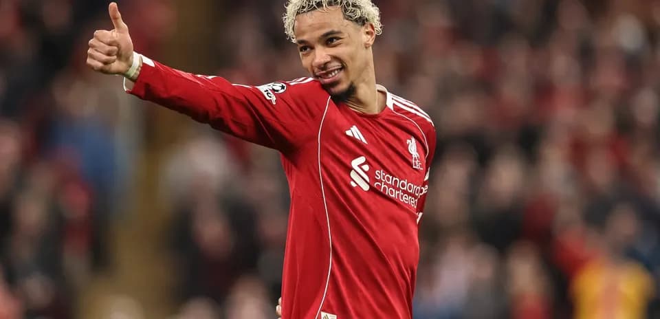 Joueur de Liverpool faisant un signe de pouce levé