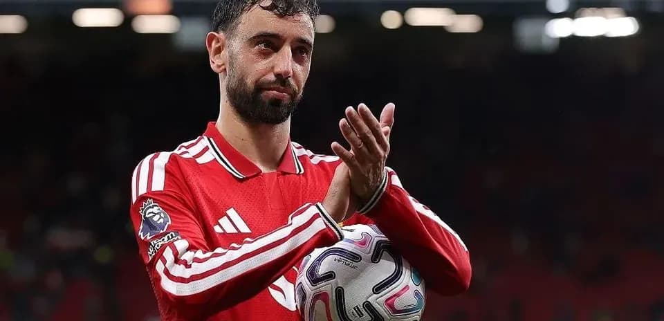 Bruno Fernandes applaudissant avec le ballon à la main