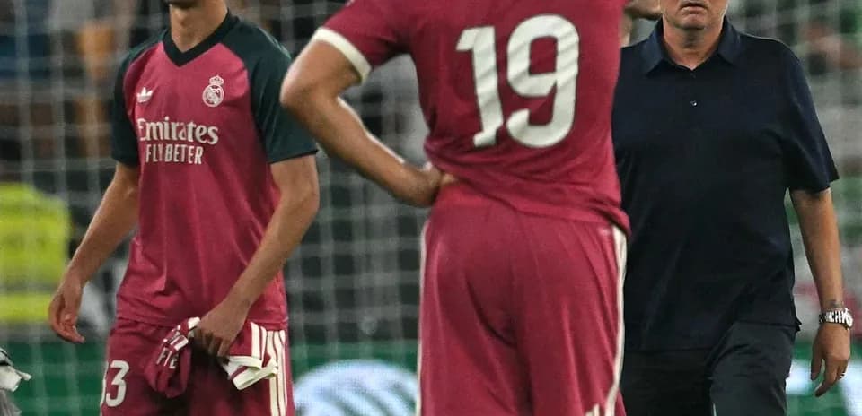 Joueurs du Real Madrid et entraîneur après une défaite