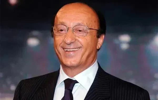 Person souriant en costume avec lunettes