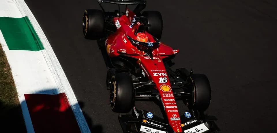 Voiture de course Ferrari sur circuit avec drapeau italien