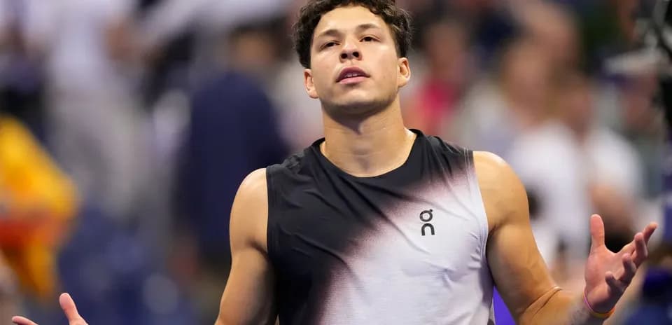 Joueur de tennis levant les bras en signe d'interrogation