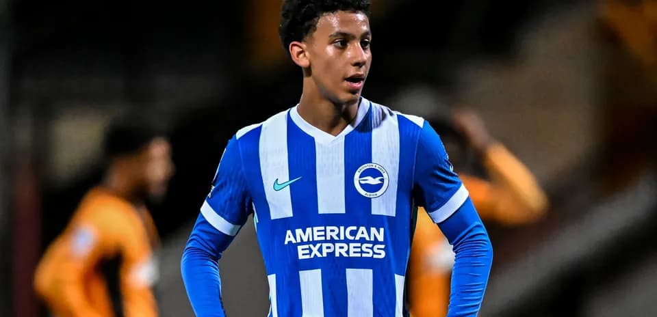Joueur de Brighton en maillot bleu et blanc sur le terrain
