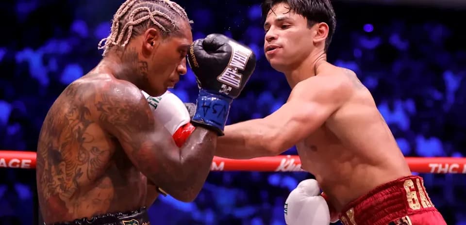 Deux boxeurs se battant dans le ring