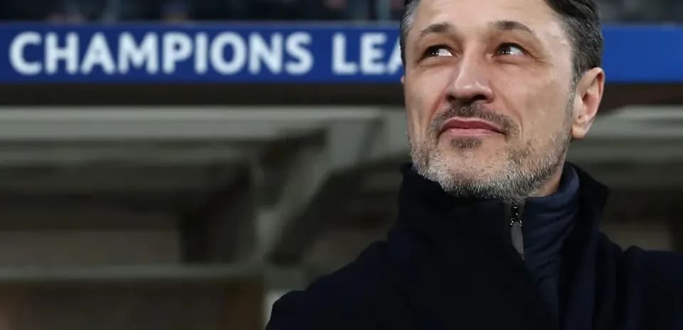 Entraîneur observant le match de la Ligue des champions