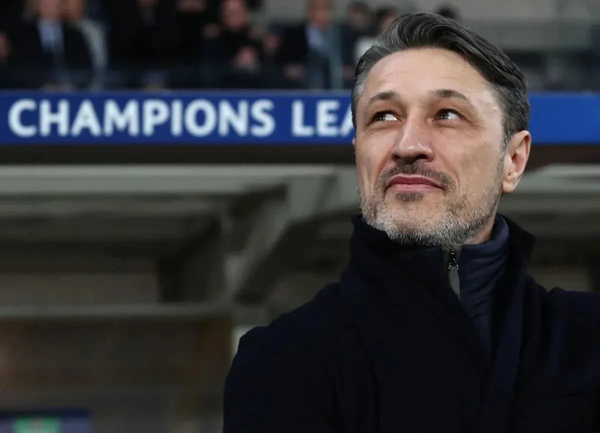 Entraîneur observant le match de la Ligue des champions