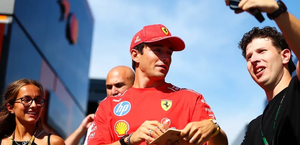 Pilote Ferrari interagissant avec des fans lors d'un événement