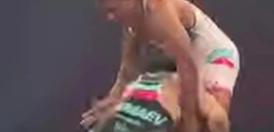 Deux lutteurs en action sur le ring