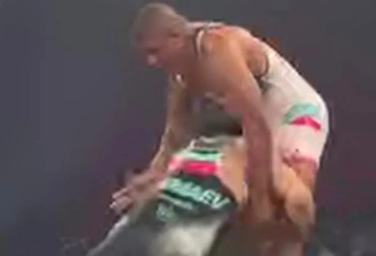 Deux lutteurs en action sur le ring