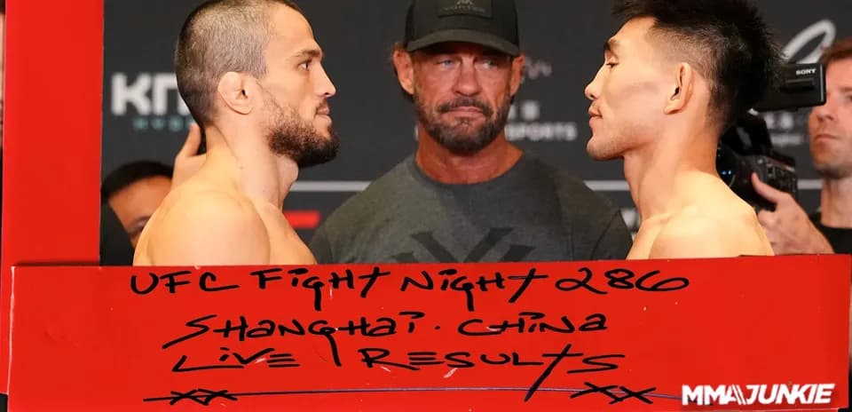 Deux combattants se pesant avant le match UFC