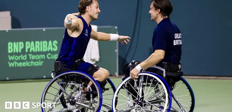 Joueurs de tennis en fauteuil roulant célébrant ensemble