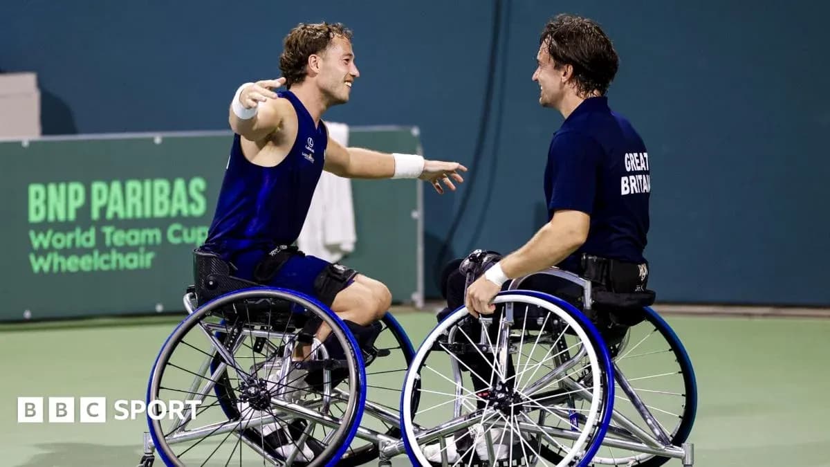 Joueurs de tennis en fauteuil roulant célébrant ensemble