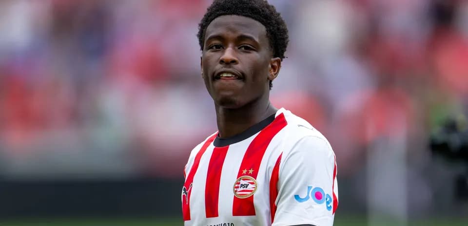 Joueur de PSV avec un maillot rayé rouge et blanc