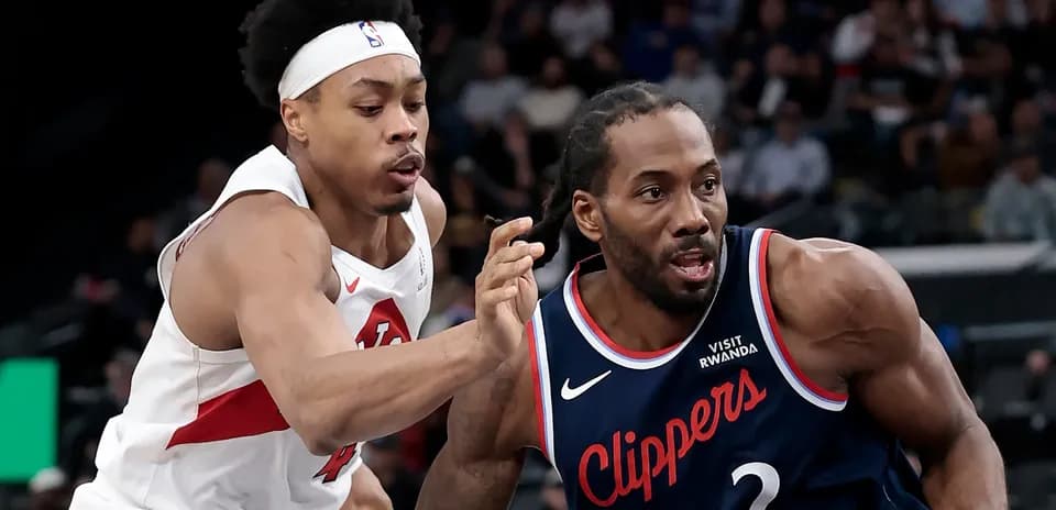 Joueur dribblant pendant un match de basketball