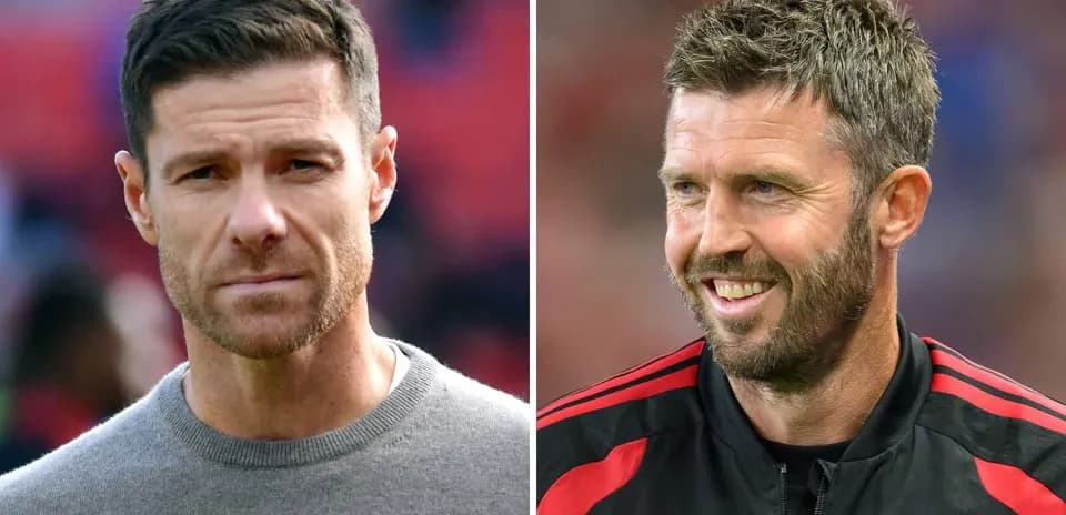 Deux hommes en tenue de sport, l'un sérieux, l'autre souriant