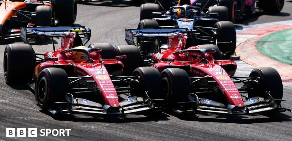 Deux voitures Ferrari en course sur circuit