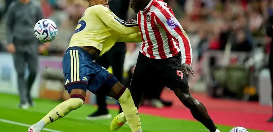 Deux joueurs se battent pour le ballon pendant le match