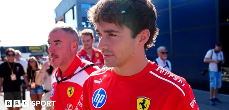 Pilote de Ferrari marchant en paddock de course