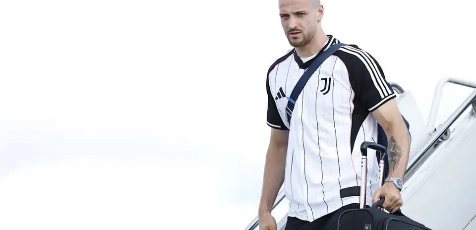 Joueur de la Juventus sortant de l'avion avec bagages