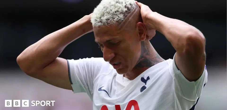 Joueur de Tottenham avec les mains sur la tête