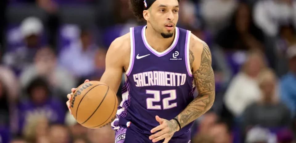 Joueur de Sacramento dribblant le ballon sur le terrain