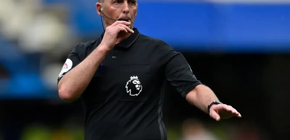 Arbitre donnant un signal lors d'un match