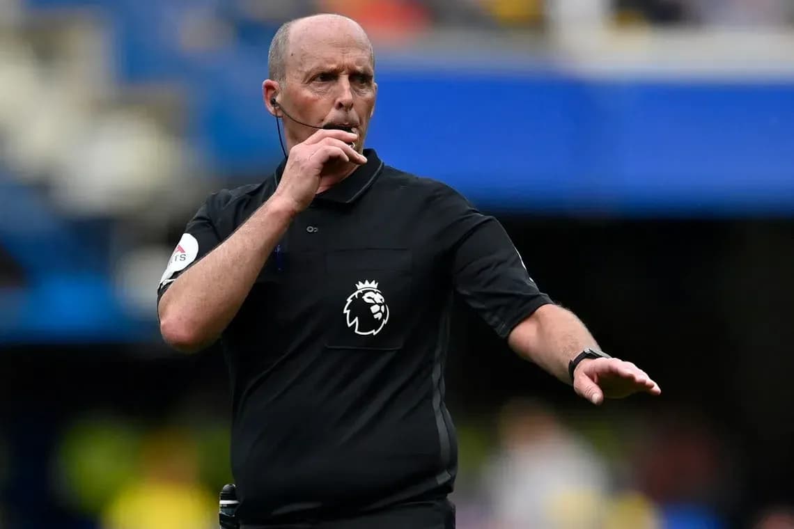 Arbitre donnant un signal lors d'un match