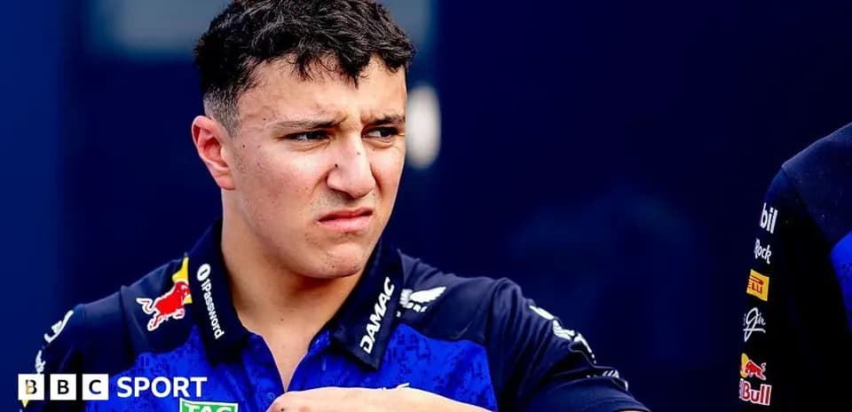 Pilote en tenue de course lors d'un événement