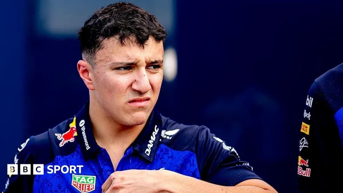 Pilote en tenue de course lors d'un événement