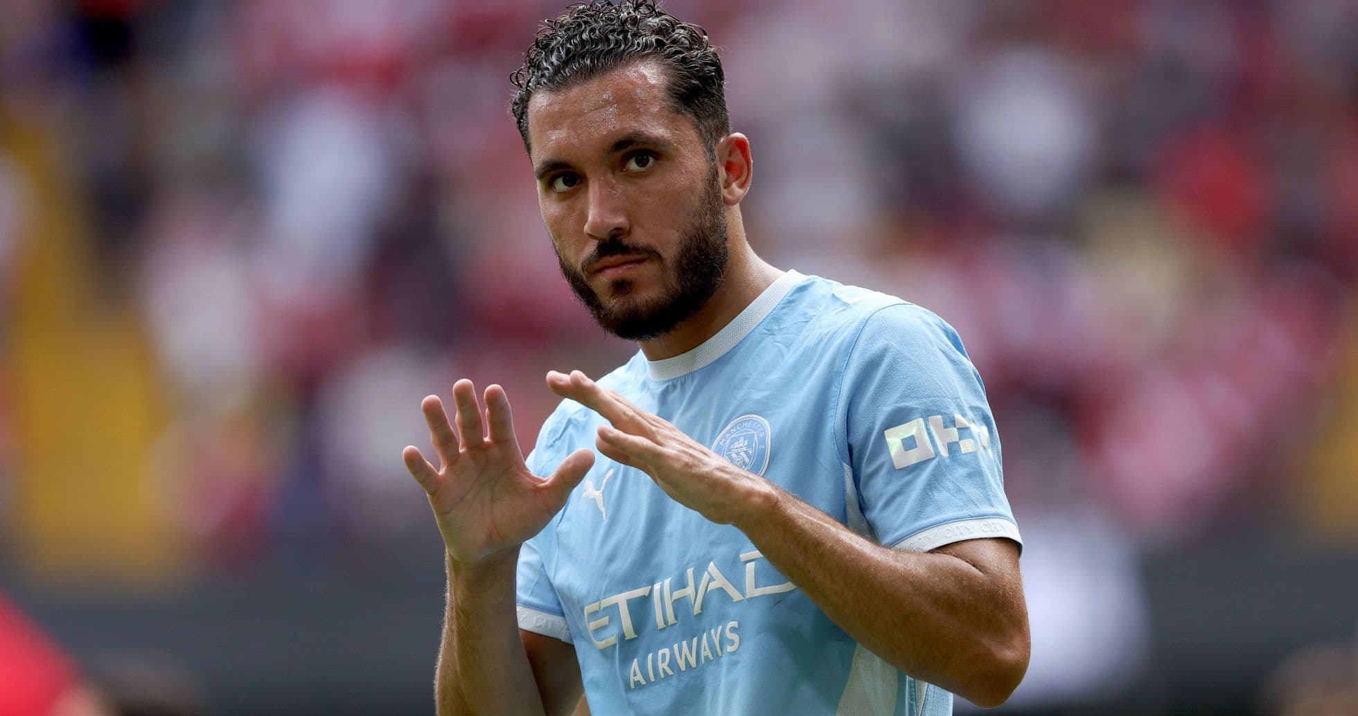 Joueur saluant le public avant le match