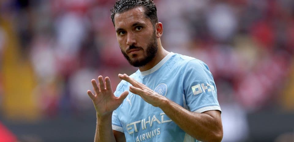 Joueur saluant le public avant le match