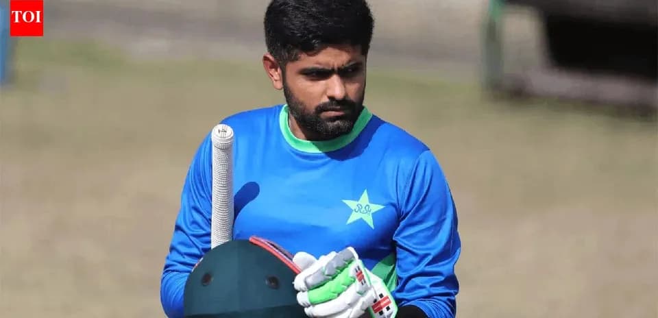 Joueur de cricket tenant une batte à l'entraînement