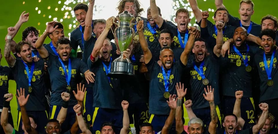 Équipe célébrant la victoire avec le trophée