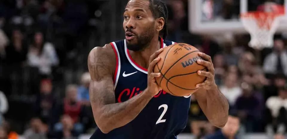 Joueur des Clippers dribblant le ballon sur le terrain