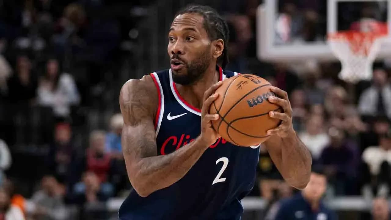 Joueur des Clippers dribblant le ballon sur le terrain