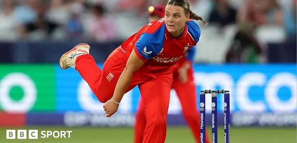 Joueuse anglaise lançant une balle de cricket